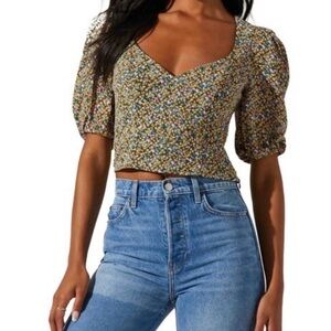 NWT - ASTR The Label crop blouse - Floral V-Neck Olive Lilac Ditsy Top. Size M